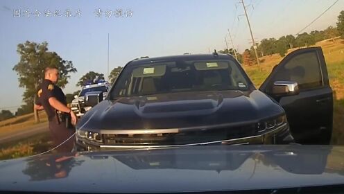 美国阿肯色州警高速截停嫌疑车，奇葩原因竟是州警跟车跟烦躁了！