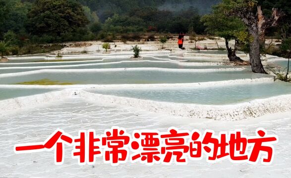 东巴圣地白水台,大自然的造化形成了阶梯级纯净而又美丽的水池