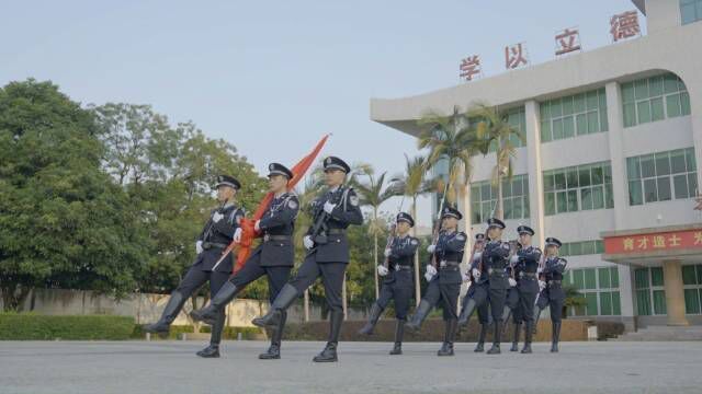 升国旗,奏国歌,向国旗敬礼!广州边检总站移民管理警察举行升旗仪式,庆祝中华人民共和国成立73周年!表白中国我接力