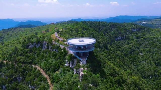 泽州县金村镇土楼岭有座龙门山,这里山清水秀,层峦叠翠,植被丰厚,空气清新,是一个休闲旅游的好地.