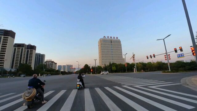 路过这里忍不住拍一段小视频,东望今年年底应该可以交付使用吧.