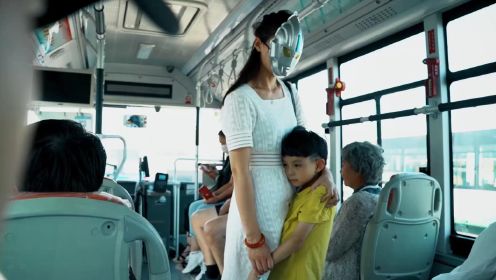 女人头戴面具坐公交，乘客都以为她是人贩子，摘下面具后全车寂静