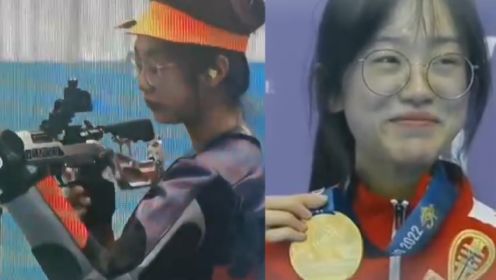 现场！四川18岁女高中生射击世锦赛夺4金 领奖时甜美与镜头招手