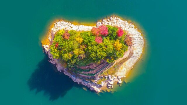 实拍浙江千岛湖心形岛:空中俯瞰 碧水包裹下成五彩斑斓的爱心模样