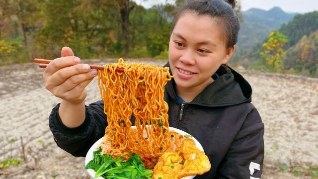 欧妹住深山农村,干完活煮3包火鸡面,加上泡椒和炸蛋辣出一身汗