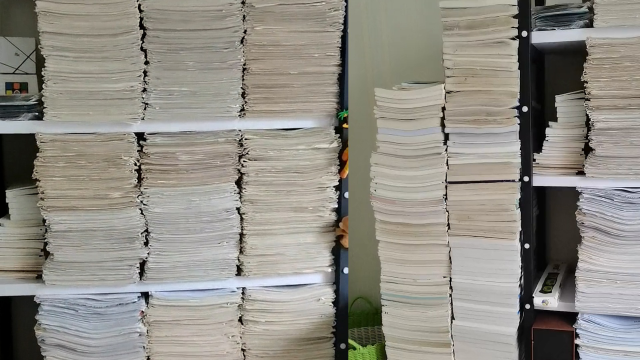 家长晒考上985大学儿子做过的试卷,一摞摞垒到天花板,整齐摆放好自律