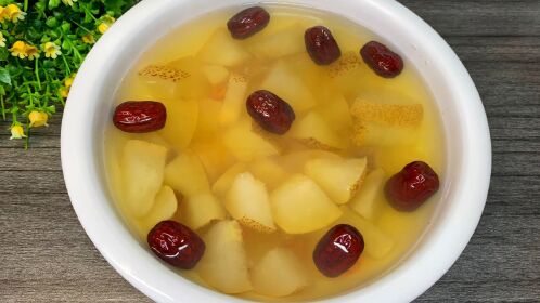秋冬季节多给家人炖冰糖雪梨茶,润肺降燥,口感香甜,做法也简单