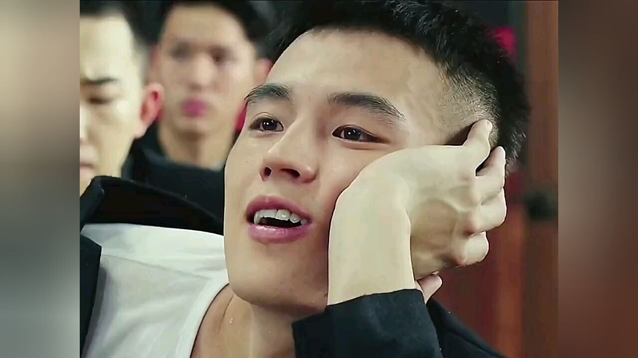 欧豪身上有一种痞帅的气息,正派霸气,反派邪气,演技自然,动作神情都很