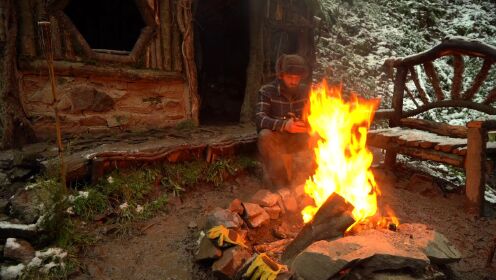 067 .冬季在山间小屋露营 3 天，暴风雪中用篝火做饭
