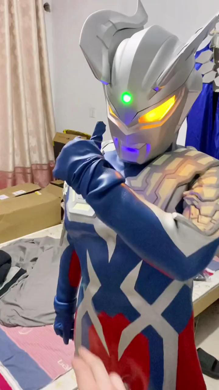 当女朋友穿上赛罗奥特曼皮套时