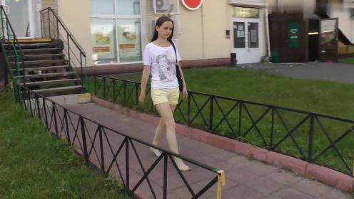 俄罗斯美女夏日赤脚逛街