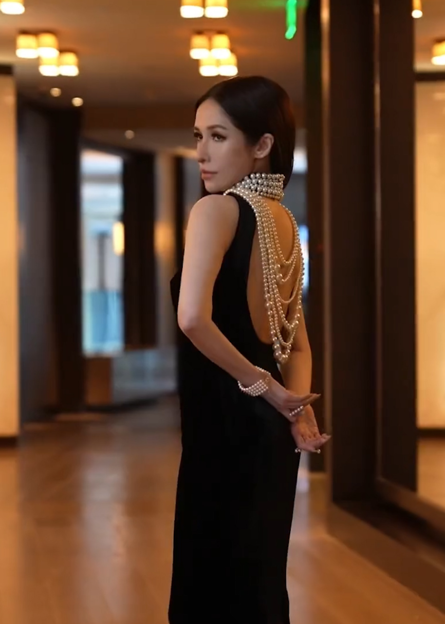 44岁萧亚轩回应与混血帅哥约会看演唱会只是公司新人