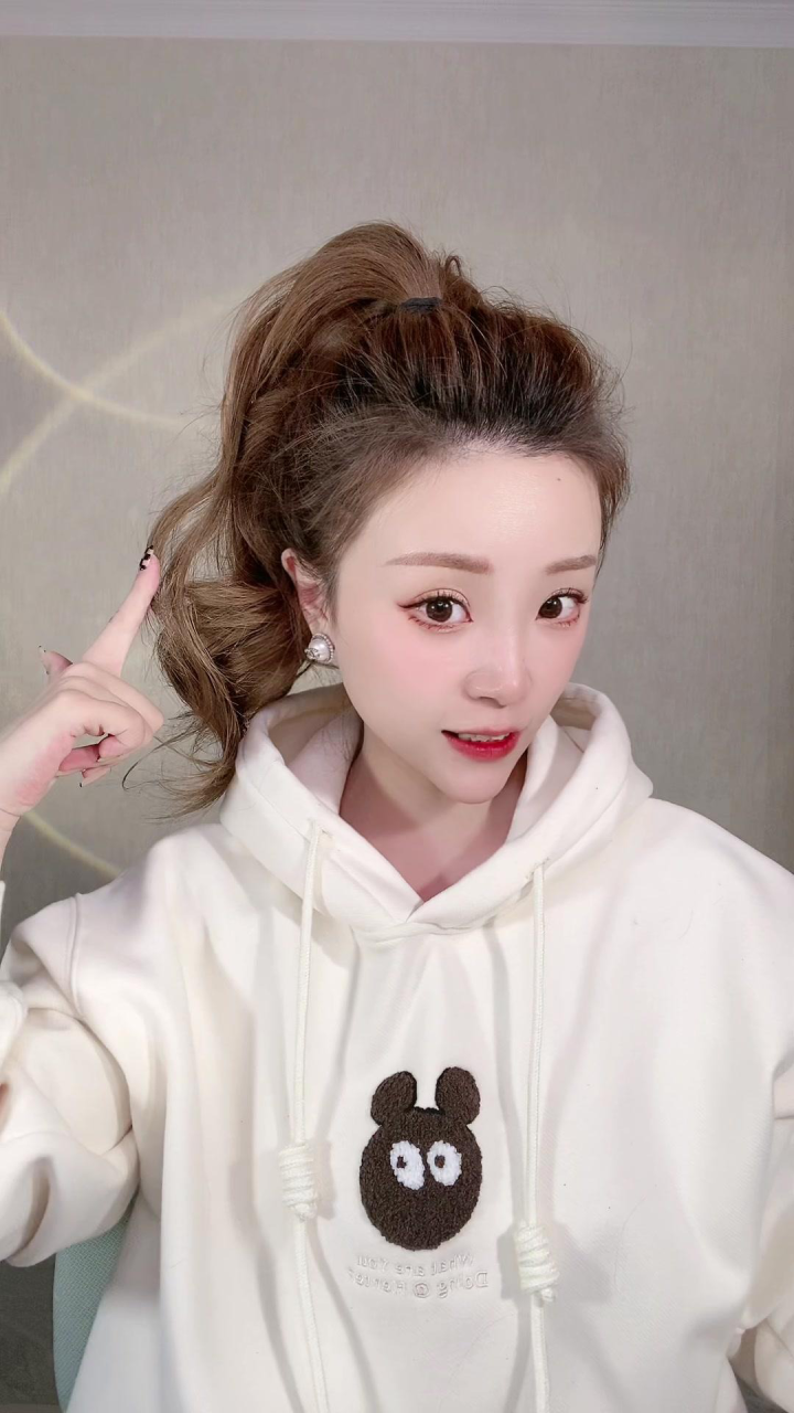 冬天少不了连帽卫衣,连帽卫衣的发型也要美起来,不怕虎背熊腰啦