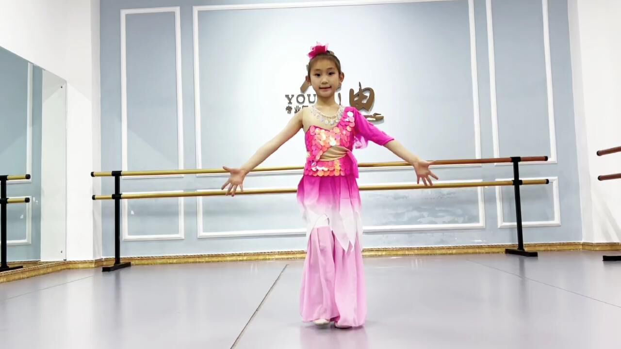 舞蹈《鱼儿欢歌》 表演者:杨芮琳
