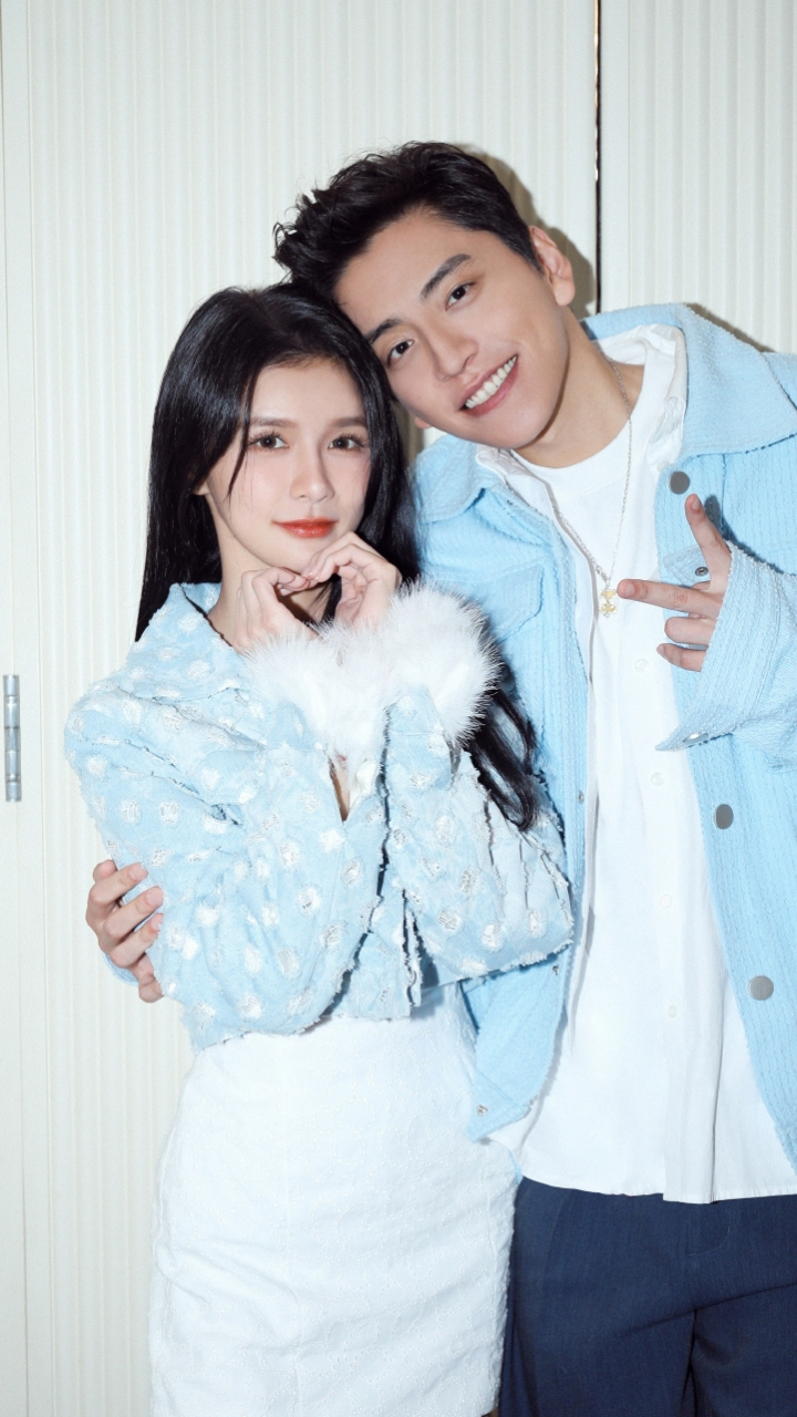 王大陆带女友蔡卓宜返台!现身小巨蛋看演出,全程贴贴感情好