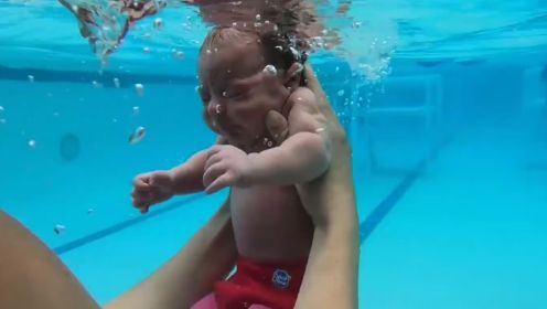 妈妈抱新生儿潜入水中，宝宝会做出这样的本能反应，涨知识了