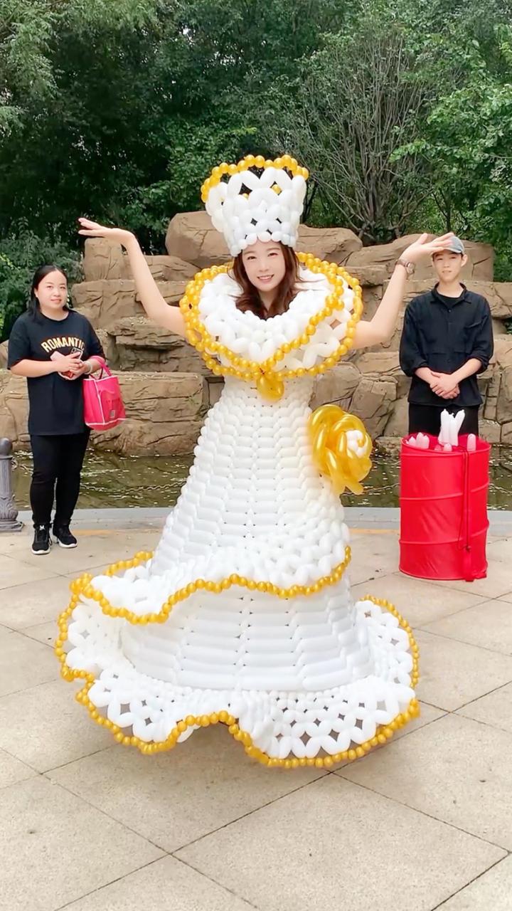 天气暖和了用气球做一套裙子,你敢不敢穿上试试.