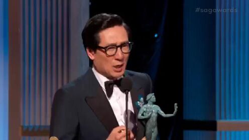 获得【最佳男配角】的关继威在美国演员工会奖颁奖典礼上发表获奖感言。