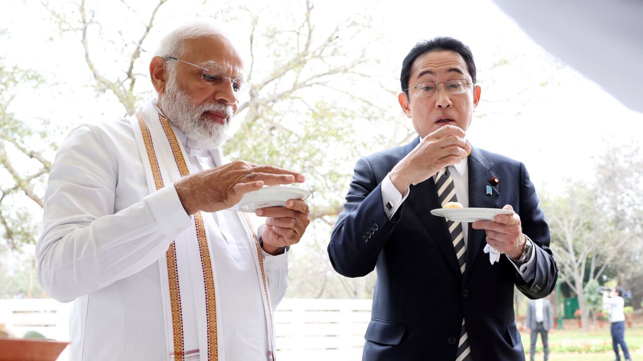 干净又卫生?日本首相岸田文雄狂炫印度暗黑小吃 一个接一个停不下嘴