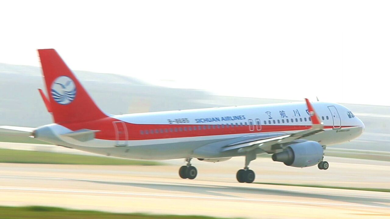 近距离实拍贵阳龙洞堡机场飞机起降,接地瞬间轻烟四起,太壮观了