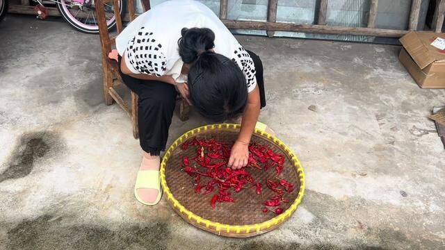 拦鸡的网子到了,婆婆说还要盖鸡圈盖着盖着下雨了,明天继续……#婆婆和儿媳农村的生活 #田园生活乐趣多 #记录真实生活