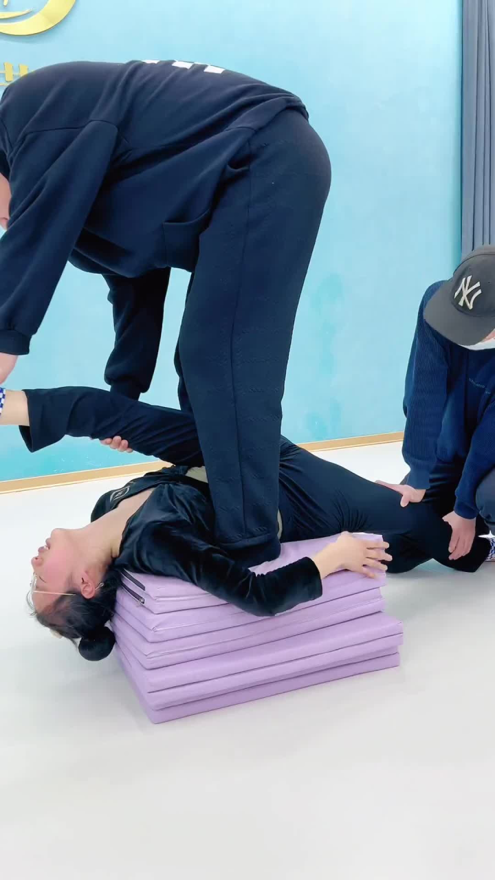 舞蹈生练基本功撕腿最怕老师数数字慢,会崩溃的软开度训练 舞蹈基本功