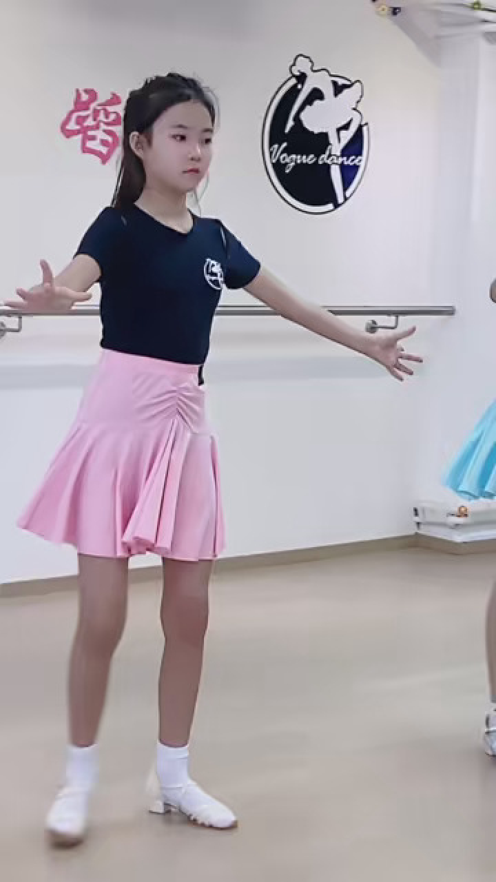 美女摇 #普通女 #小学生 #大长腿 #女性独舞 #舞蹈练习室