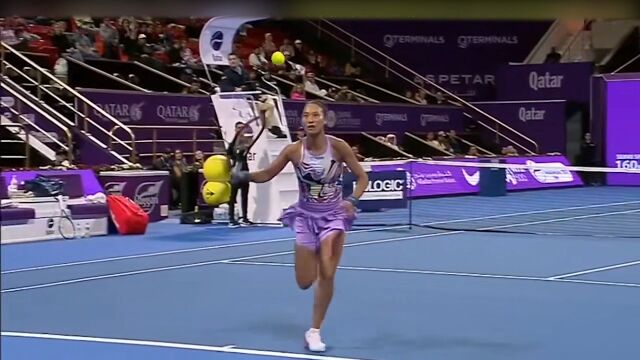 郑钦文vs萨卡里的神操作 WTA当月最佳击球淘米制造