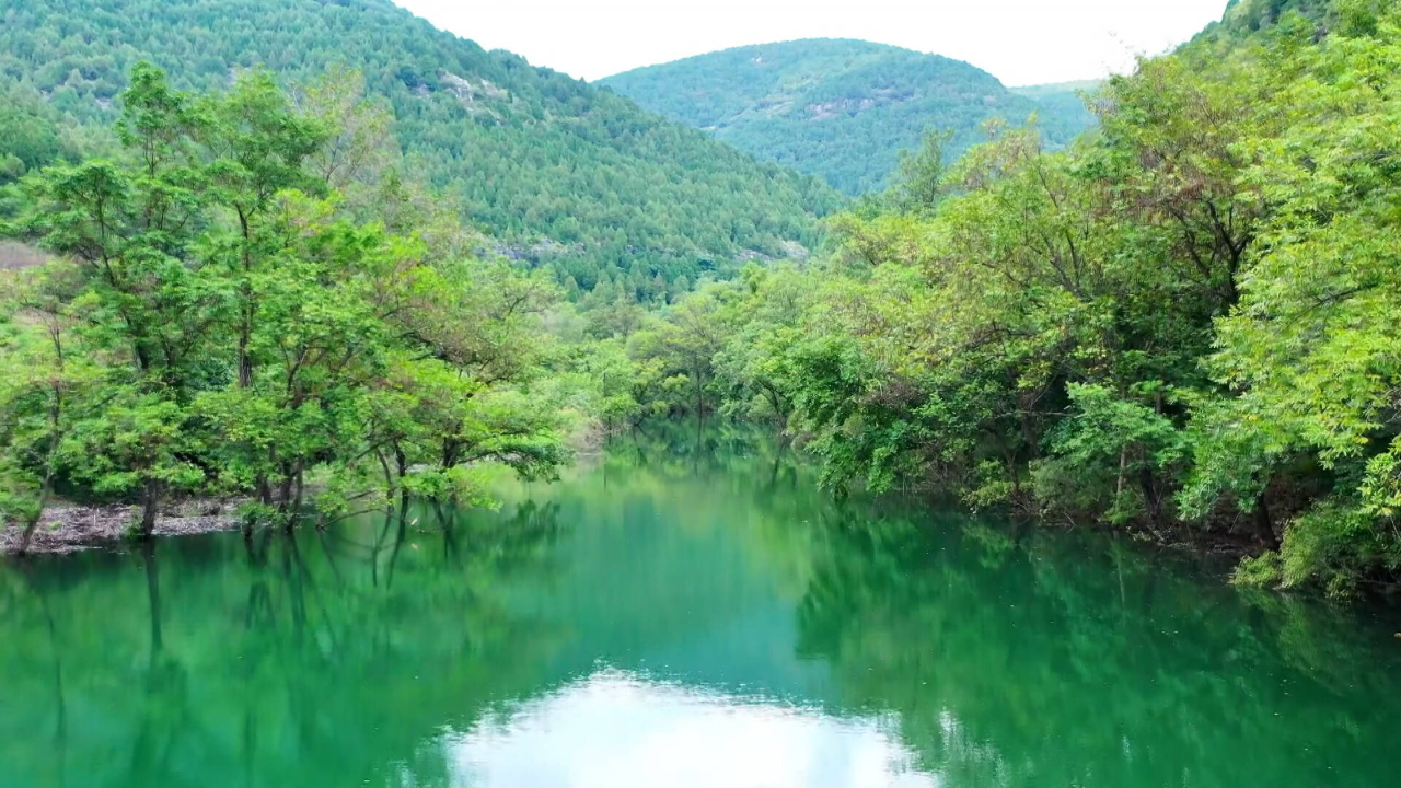 航拍秋日枣庄龙门观风景区 碧水如镜生态美