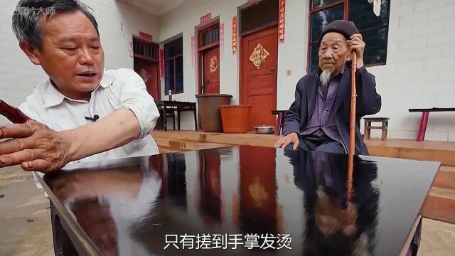 探访民间达人:他历时15天采集生漆,再徒手为家具上亮漆!