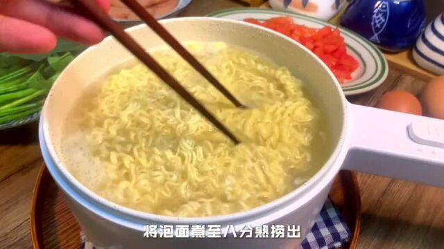 又来做炒泡面啦,每根面条都裹满了酱汁,好吃到光盘!#美食趣胃计划#美食分享官@抖音小助手