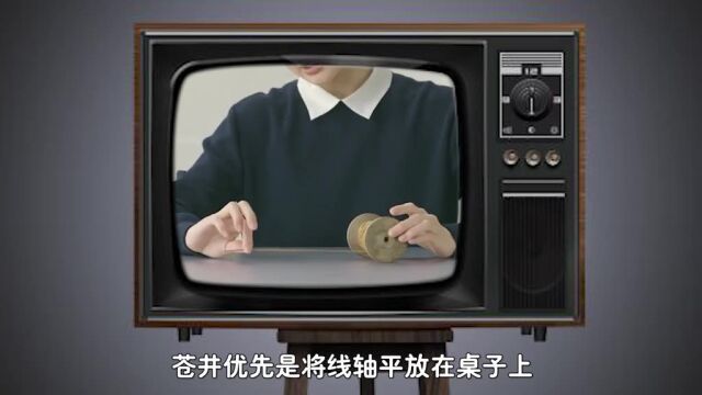 一个反直觉的物理实验:拉动下方的绳子,线轴会往哪个方向滚?