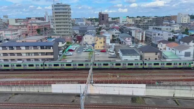 日本的电车真像模型玩具一样,好想坐着电车绕日本一圈