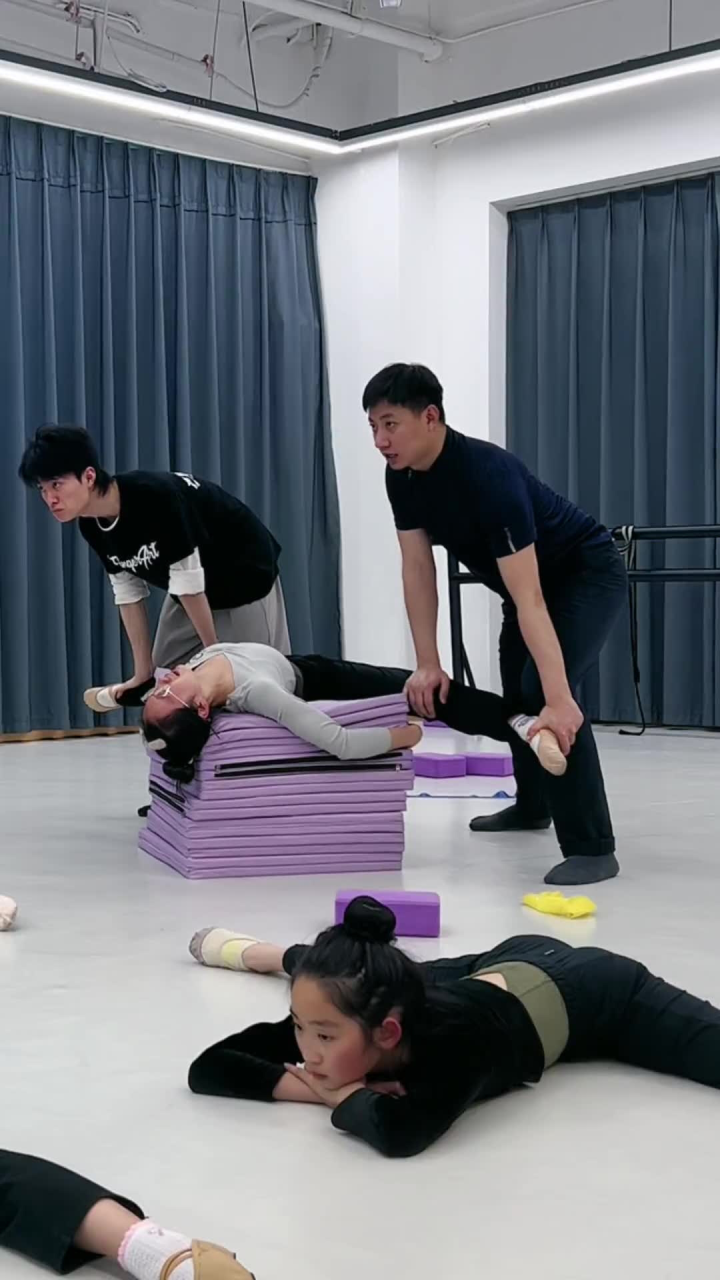 舞蹈生正在撕腿的很辛酸,撕完了的就很淡定#舞蹈课堂随拍 #舞蹈基本功