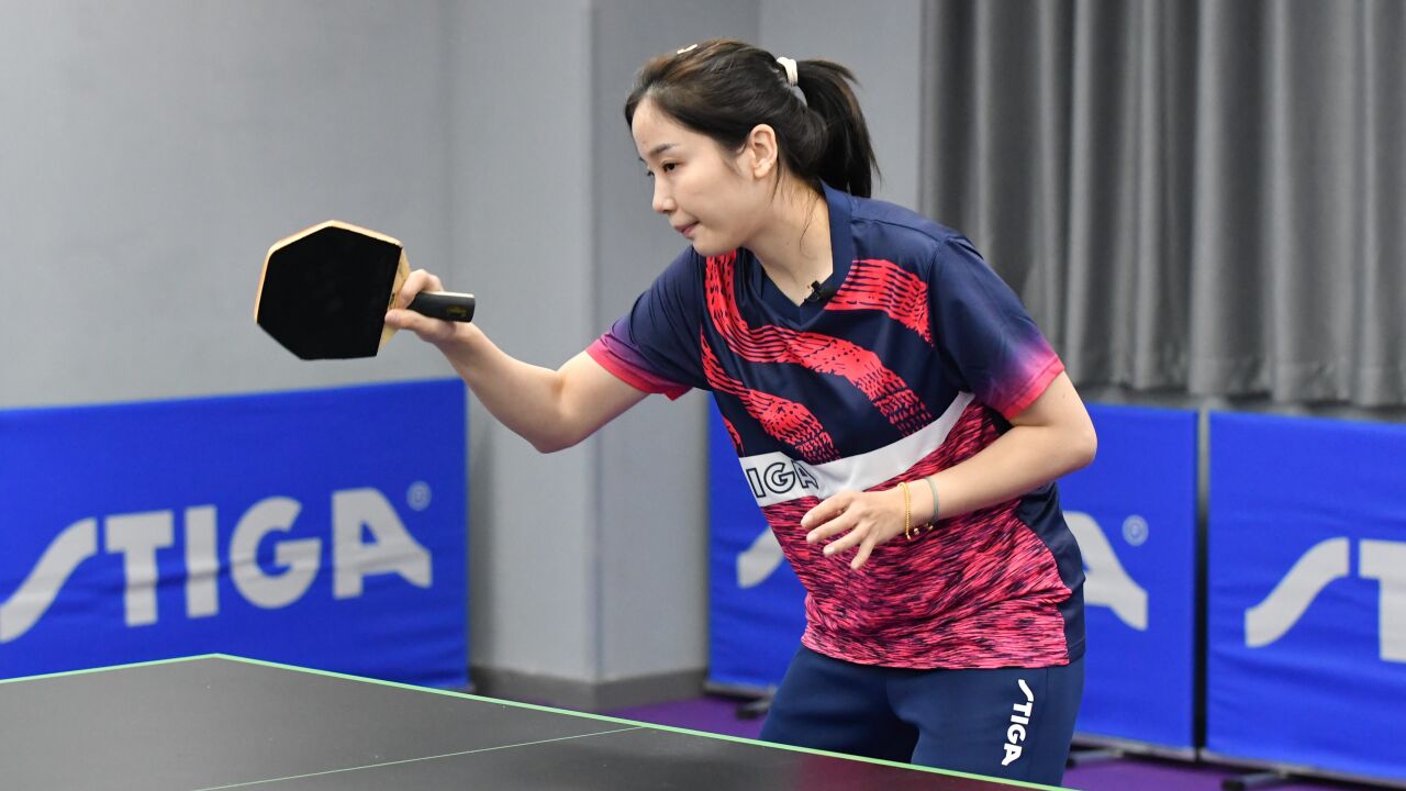 人美球靓,张蔷的直板动作令人赏心悦目,六边形球拍也能驾驭自如