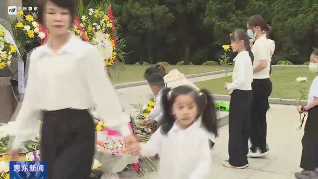 惠东:市民自发前往革命烈士纪念碑祭扫英烈