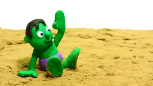 黏土定格：浩浩在沙滩上玩沙子，调皮蛋秒变小螃蟹，真是太逗了！
