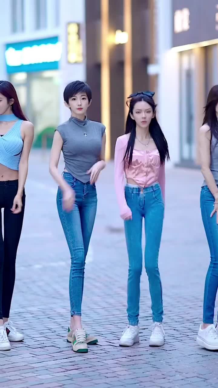 我们四个人有一个要请客吃饭,你们猜是谁 心心·巢青年 夏真  小雅