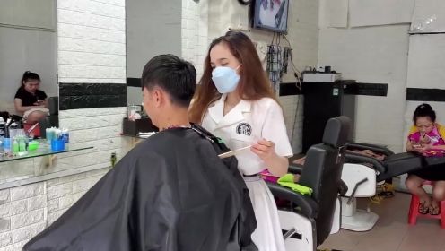 越南街边的理发店不仅老板娘亲自剪发，还有三个助手服务