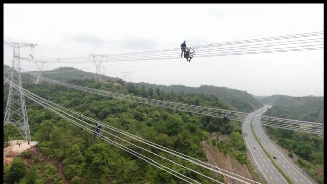 跨“粤”东西,看电力“飞人”高空走线