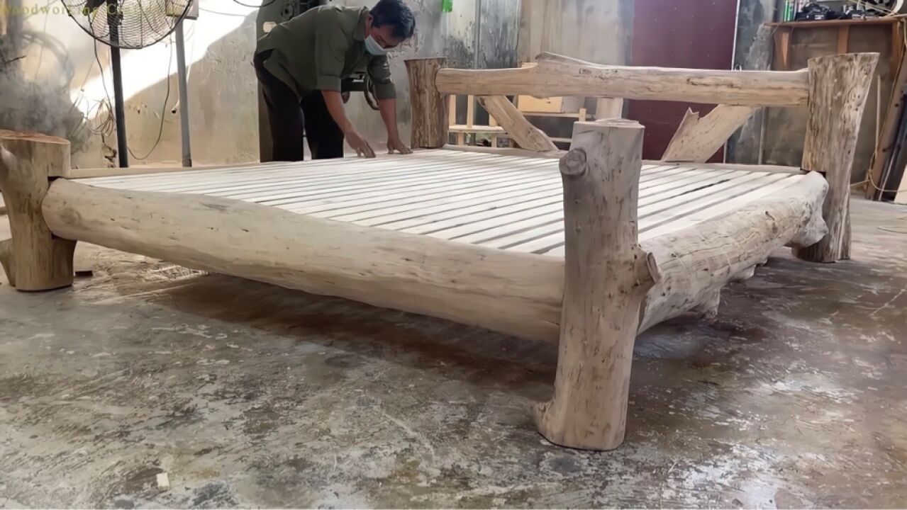 农村大叔创意纯手工制作出来的实木床不仅外观独特,还特别经久耐用