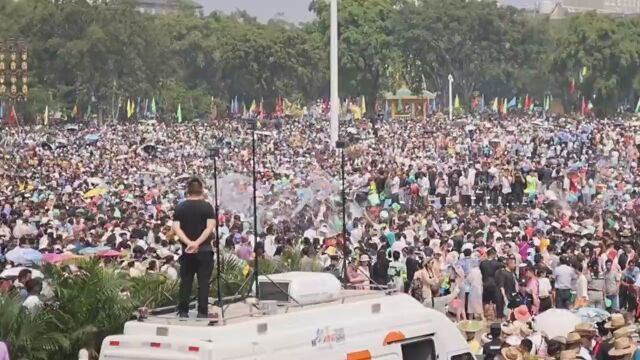 云南芒市:万人欢度泼水节