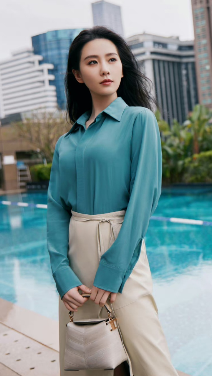 刘诗诗泳池随拍,释放着一种魅力的知性美,诗诗状态真的好绝啊