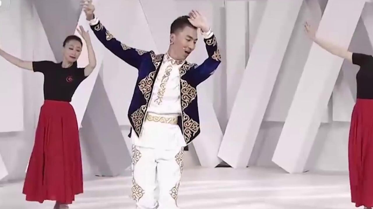 饶子龙带来健身舞《亚丽古娜》