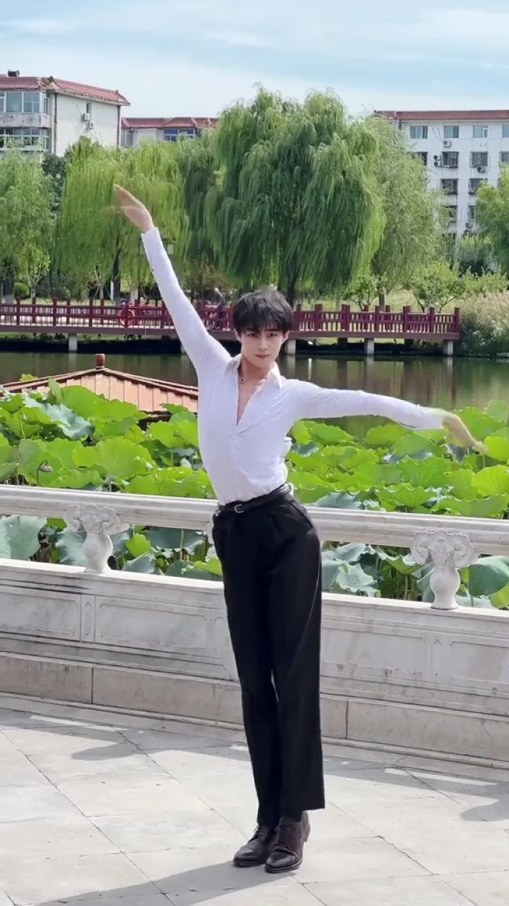 这身材你不爱吗?#傣族舞 #大长腿 #细腰 #舞蹈 #舞蹈生