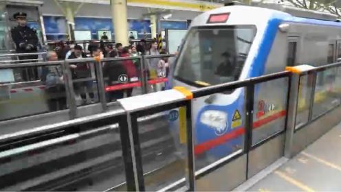重庆地铁中，一场关于不用换乘地铁的实验，正在进行