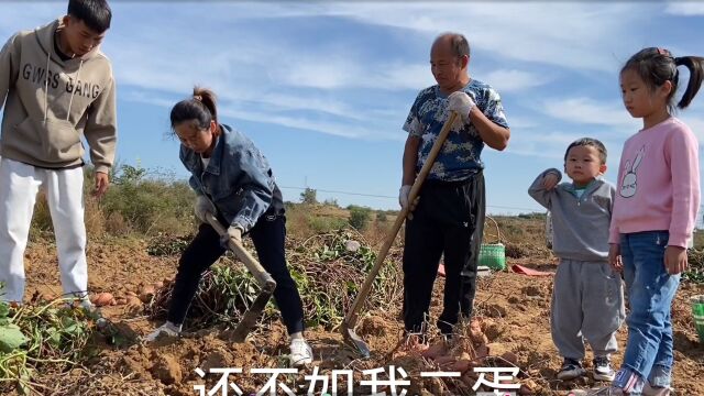 常输地里刨红薯,一扭头来了4个人帮忙,大妮高兴的这下子不上愁