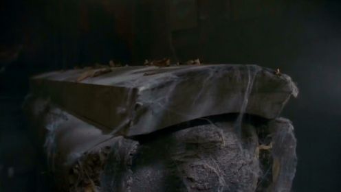 《僵尸家族》三个盗墓贼发现一个山洞，从里面竟然挖出来三具僵尸#电影 #影视解说 #经典港片