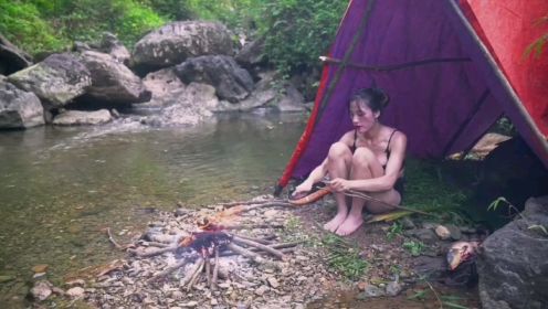 野外生存露营：女子独自在雨中露营，在帐篷里度过大风大雨！