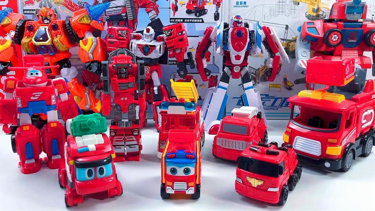 满满一桌会变形的消防车玩具,有托宝战士百变校巴和超级飞侠